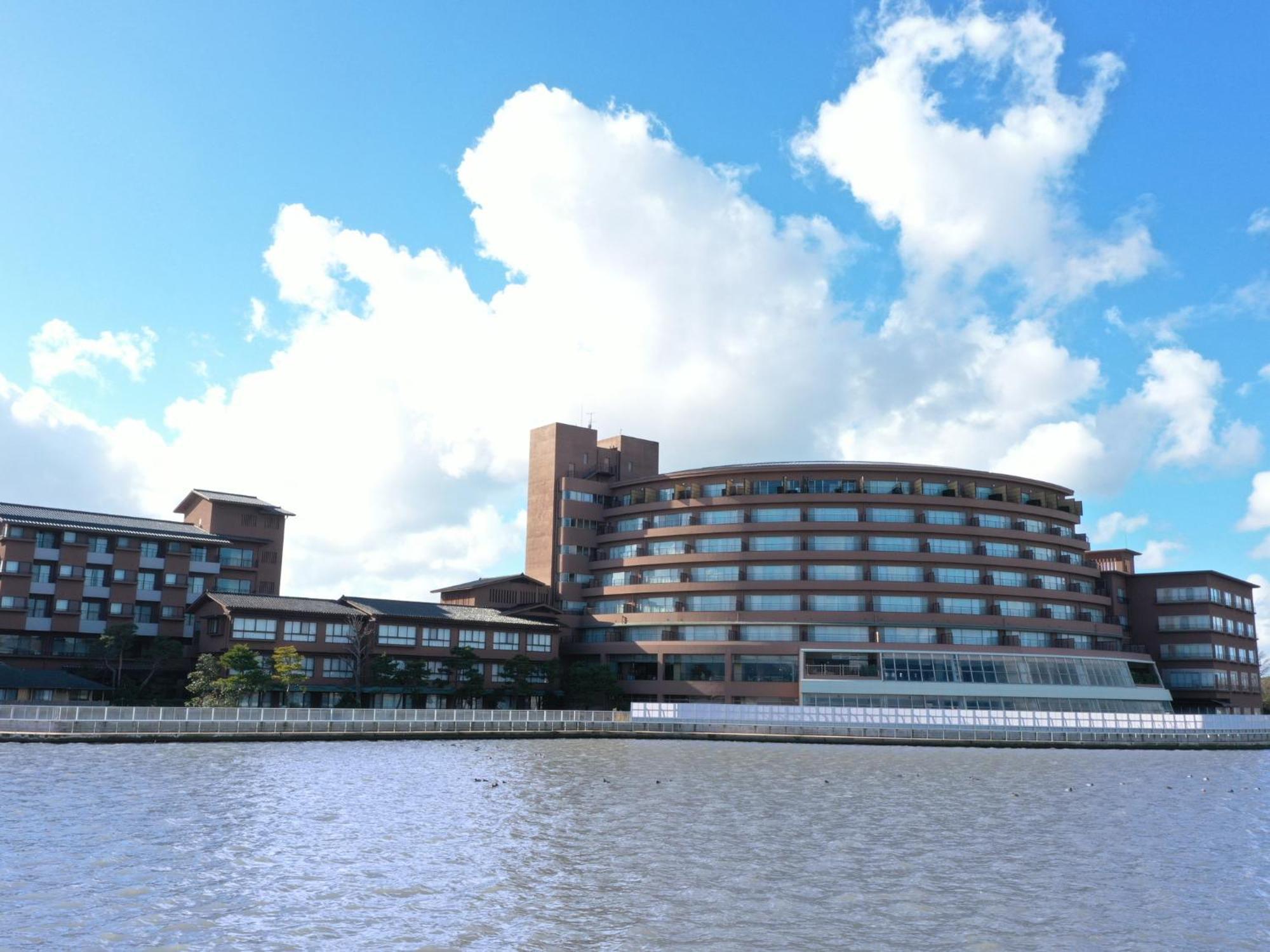 Apa Hotel & Resort Kaga Katayamazu Onsen Kasuikyo Buitenkant foto